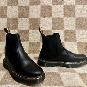 WOMEN'S DR. MARTENS DORIAN CHELSEA BOOTS.